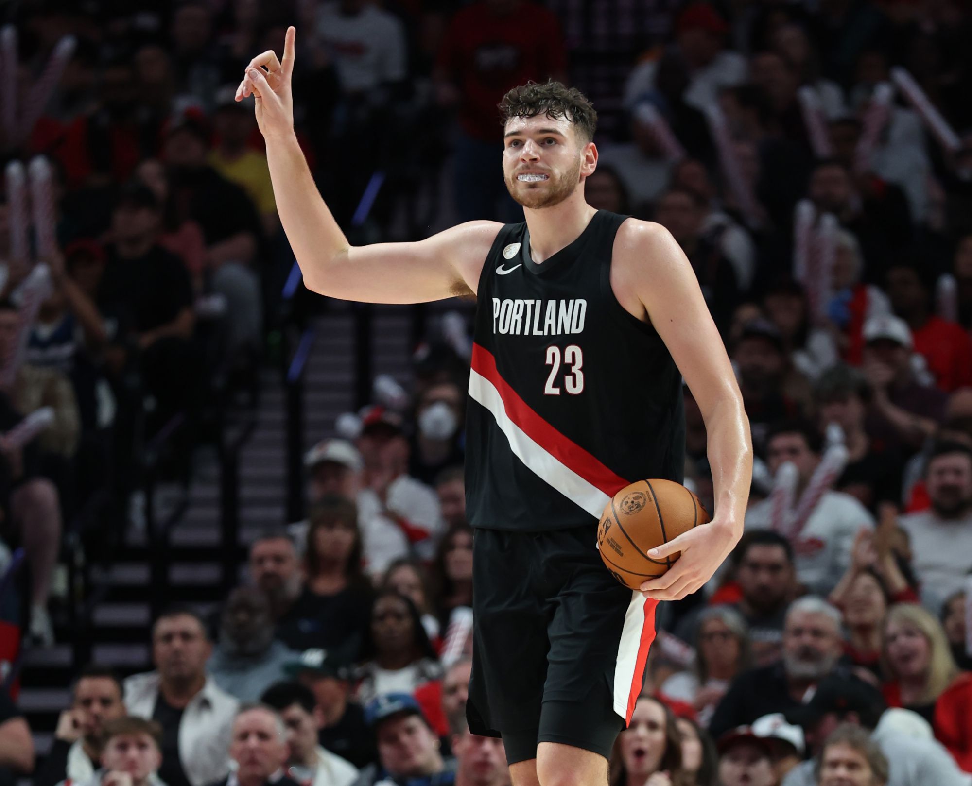 อันดับอัตราการลดการ์ดของฤดูกาลนี้: อันดับ 1 ใน Klingen League โดย Ayton อยู่ในอันดับที่หก