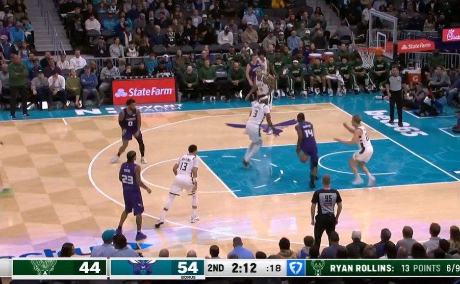 เทิร์นเนอร์ แอนด์ โรลลินส์รวมกันเป็น 32 แต้มในครึ่งแรก และอีก 3 สตาร์ทเตอร์รวมกันเป็น 3 จาก 13 แต้ม