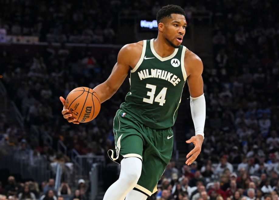 Antetokounmpo ทำได้ 0 แอสซิสต์ในช่วงพักครึ่ง และ Bucks ไม่มีประตูในการแข่งขันกีฬาในช่วง 8 นาทีสุดท้ายของควอเตอร์ที่สอง